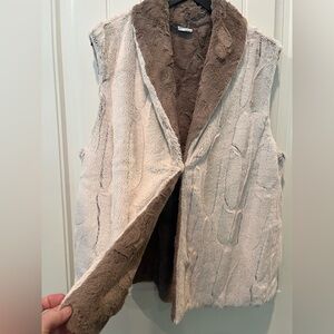 Alfred Dunner Plush Faux Fur Vest Reversible Cream Brown Sz Large Chic Soft Warm
